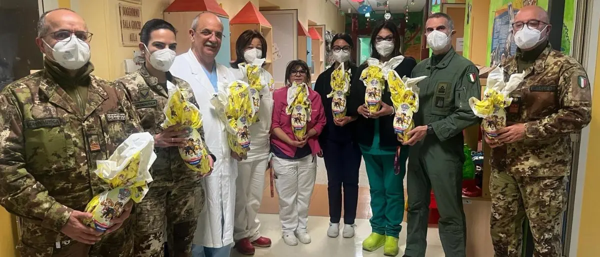 Cosenza, al reparto di Pediatria arrivano le uova di Pasqua dell'Aeronautica militare