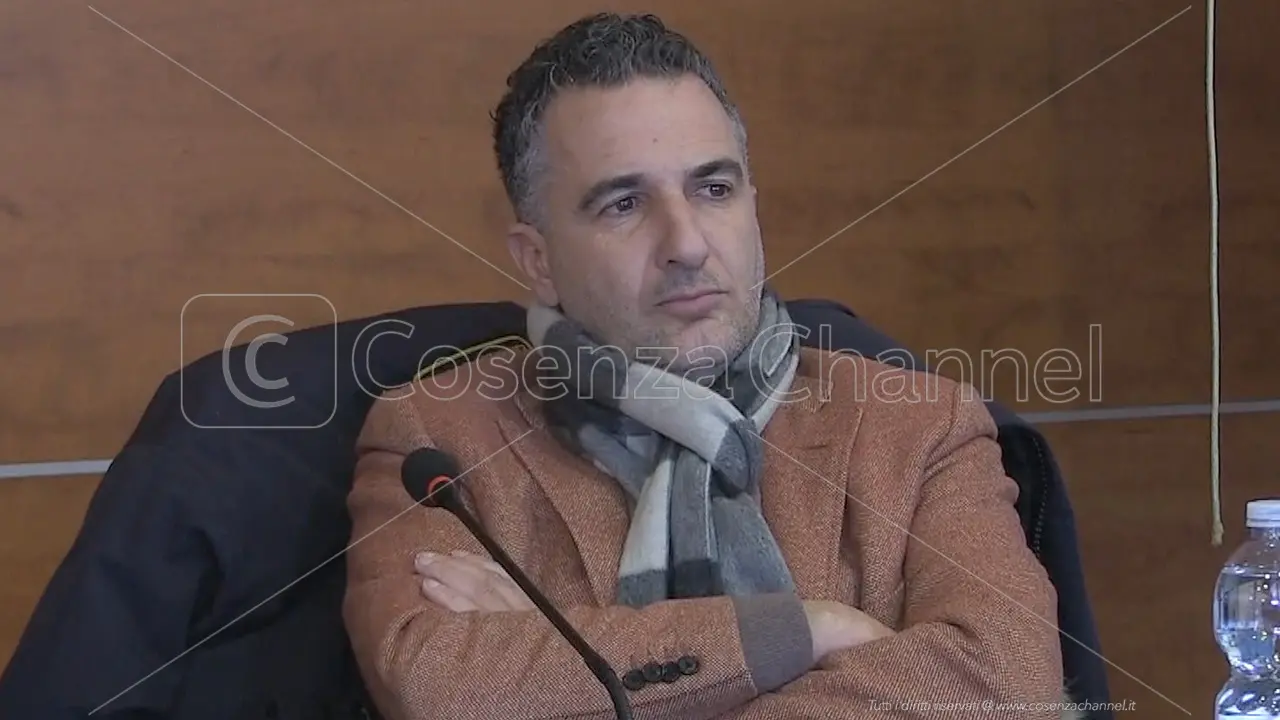 Roberto Occhiuto sembra Lautaro Martinez nell’area del Cosenza