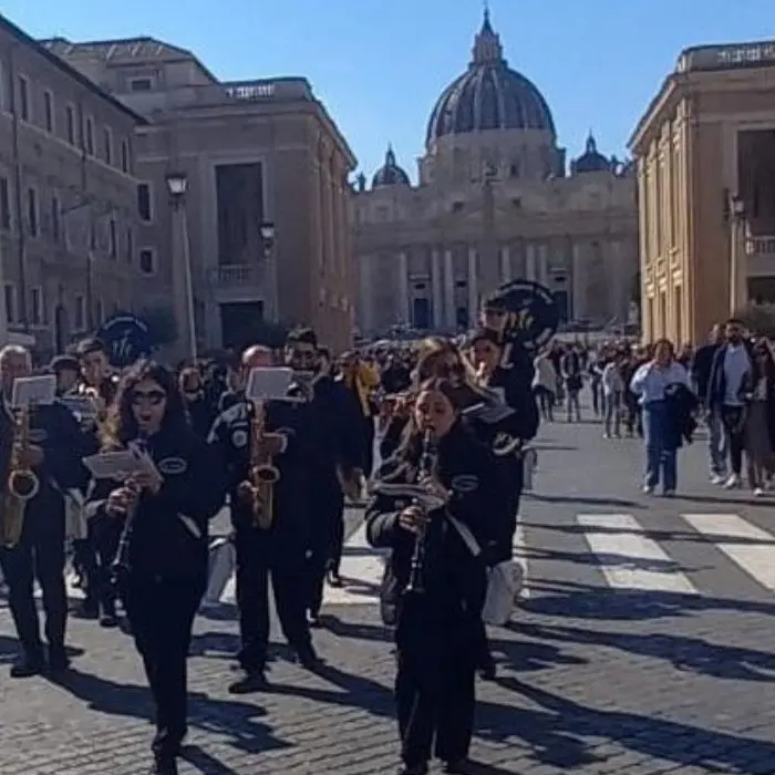 Santa Maria del Cedro, la banda musicale suona per le strade di Roma e visita Papa Francesco