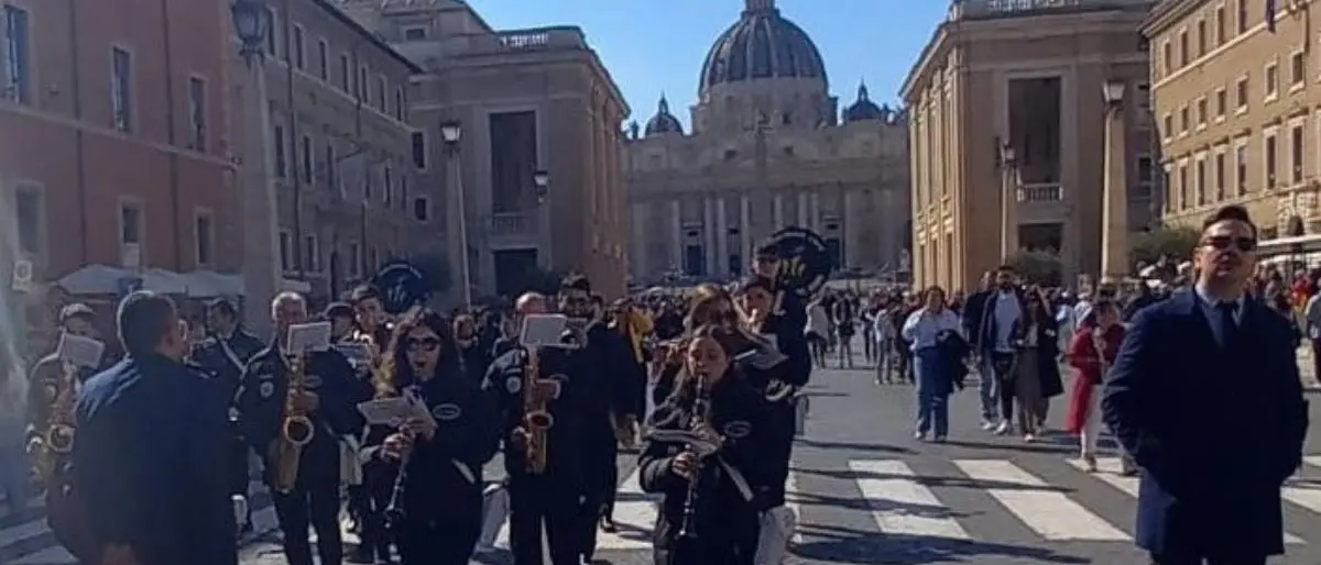 Santa Maria del Cedro, la banda musicale suona per le strade di Roma e visita Papa Francesco