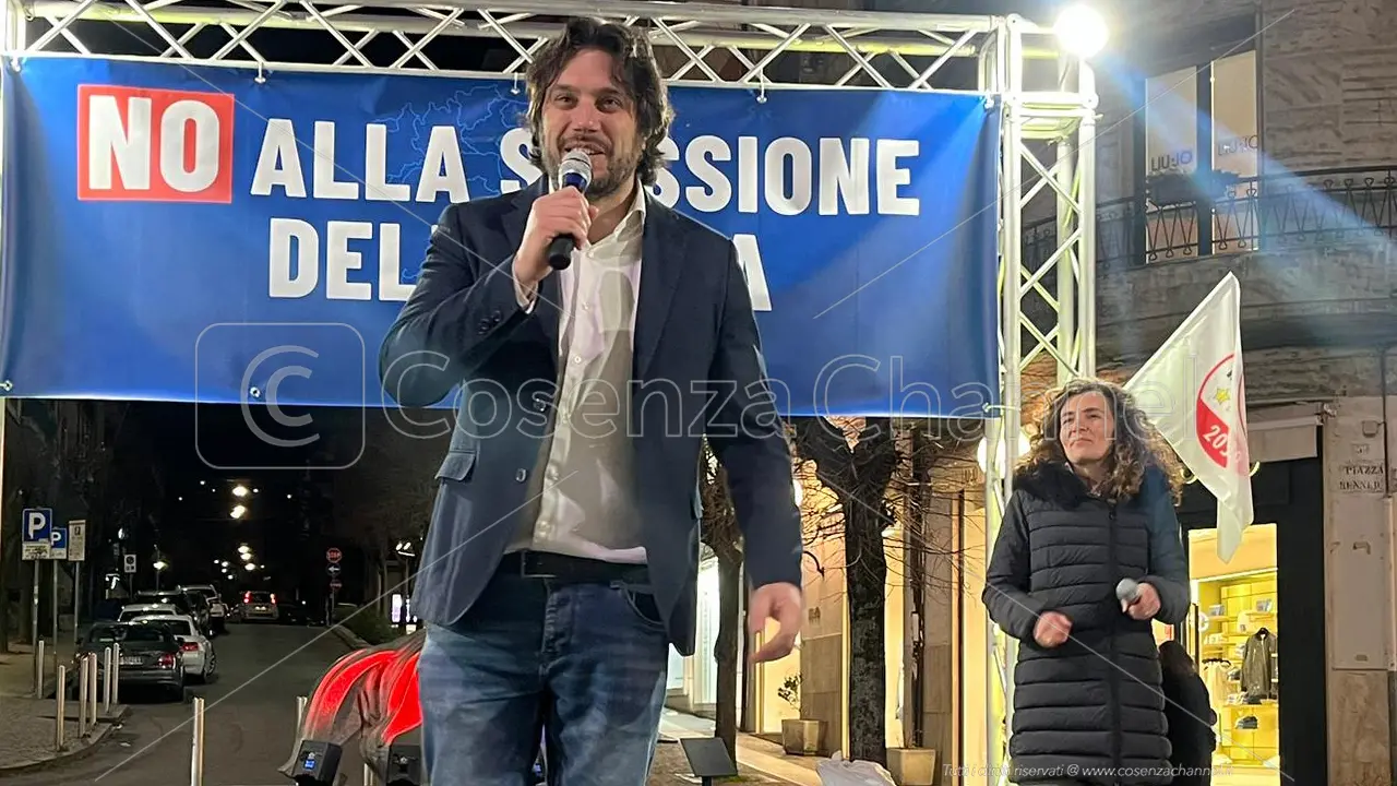 Cosenza, M5S in comizio per parlare alla gente. Occhiuto e l'Autonomia differenziata nel mirino