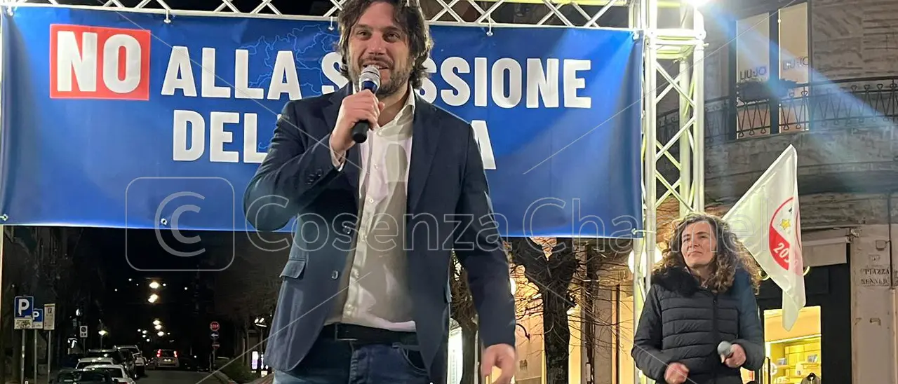 Cosenza, M5S in comizio per parlare alla gente. Occhiuto e l'Autonomia differenziata nel mirino