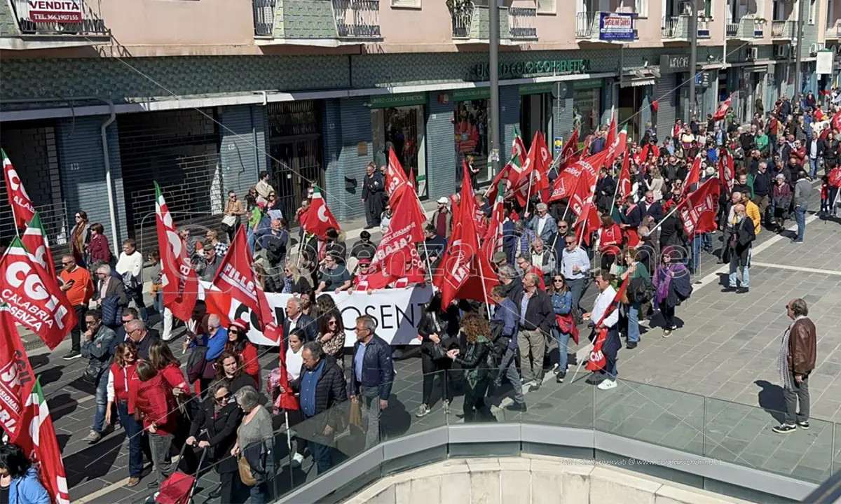 Cosenza, in 1500 in piazza per protestare contro l'Autonomia differenziata