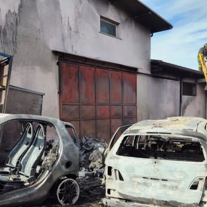 Incendio in una carrozzeria, distrutte auto e pneumatici