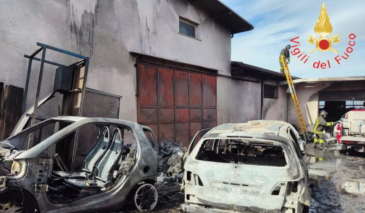 Incendio in una carrozzeria, distrutte auto e pneumatici