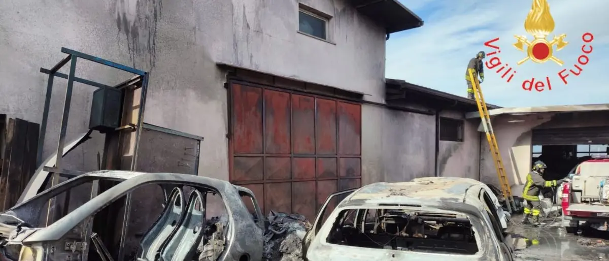 Incendio in una carrozzeria, distrutte auto e pneumatici