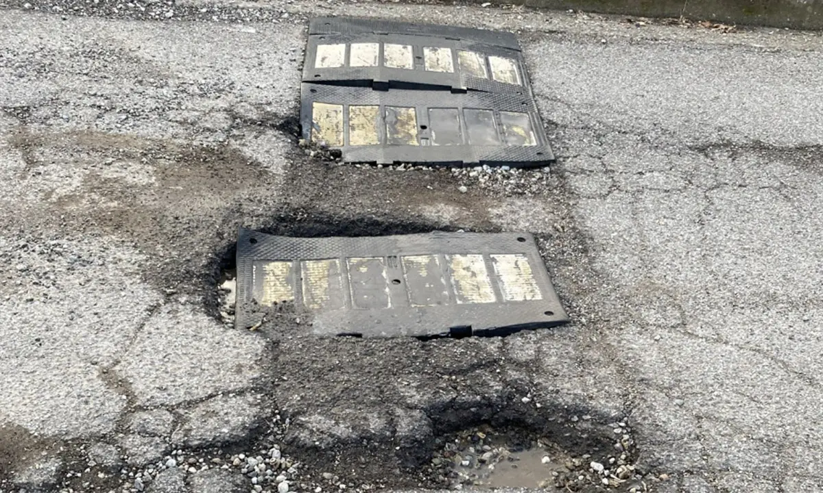 Rende abbandonata torna la città delle buche. Asfalto groviera per la gioia dei gommisti