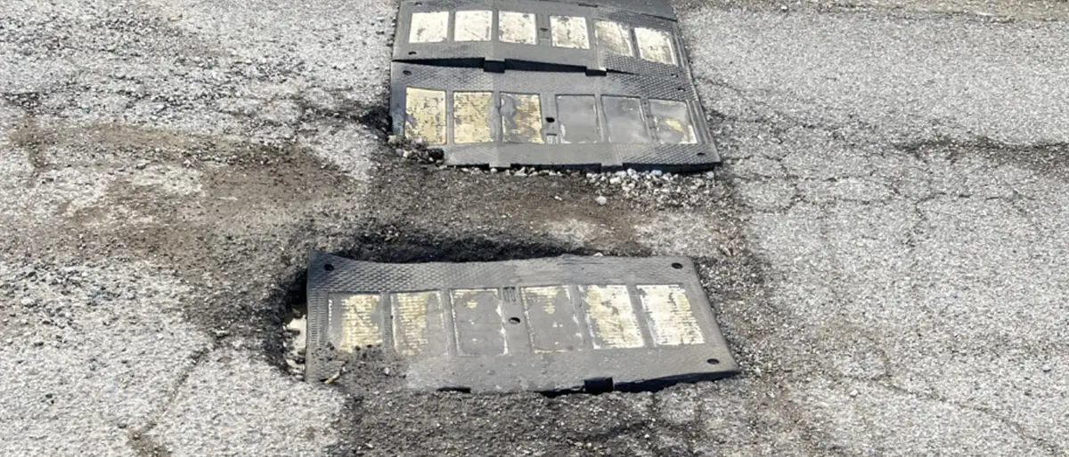 Rende abbandonata torna la città delle buche. Asfalto groviera per la gioia dei gommisti