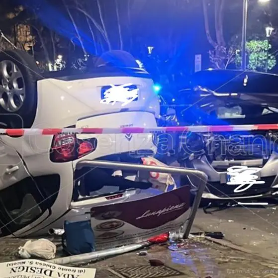 Cosenza, terribile carambola su Corso Umberto. Due vetture coinvolte