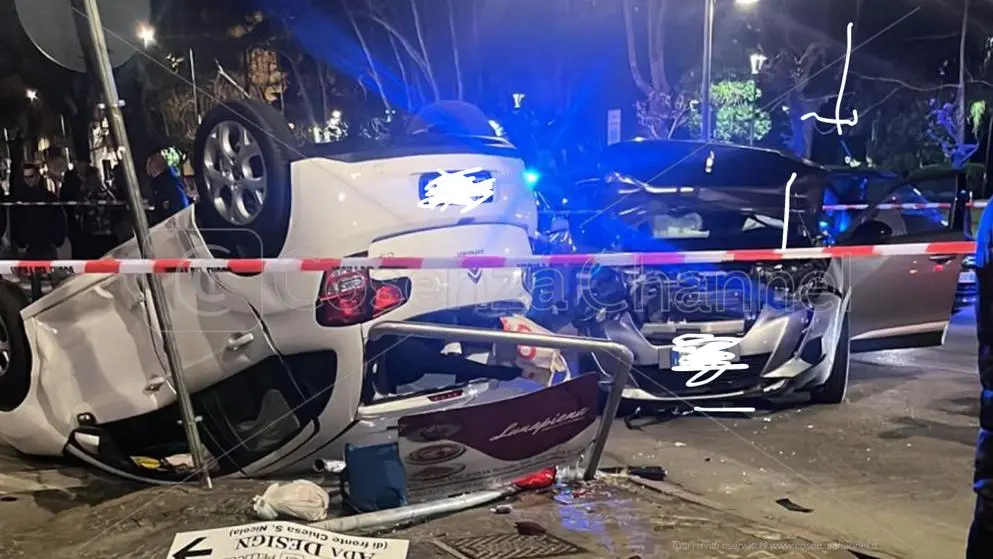 Cosenza, terribile carambola su Corso Umberto. Due vetture coinvolte