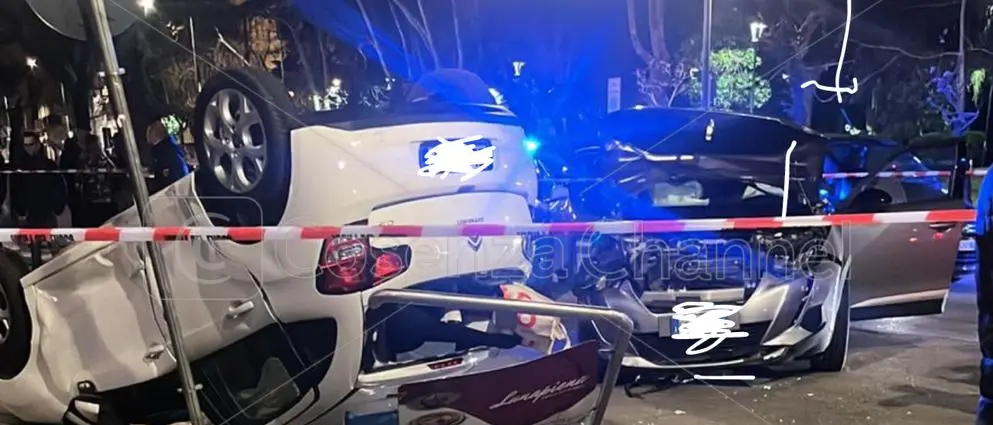 Cosenza, terribile carambola su Corso Umberto. Due vetture coinvolte