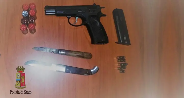 Custodiva una pistola clandestina nel suo magazzino, arresto convalidato per un 21enne cosentino