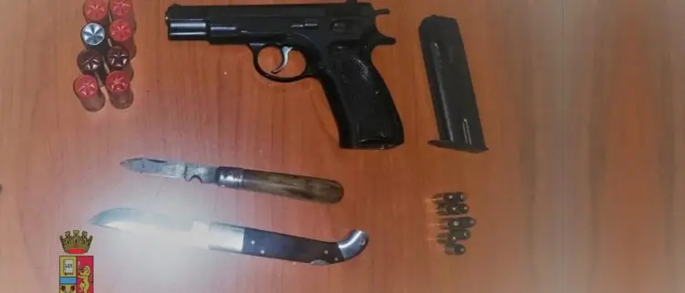 Custodiva una pistola clandestina nel suo magazzino, arresto convalidato per un 21enne cosentino
