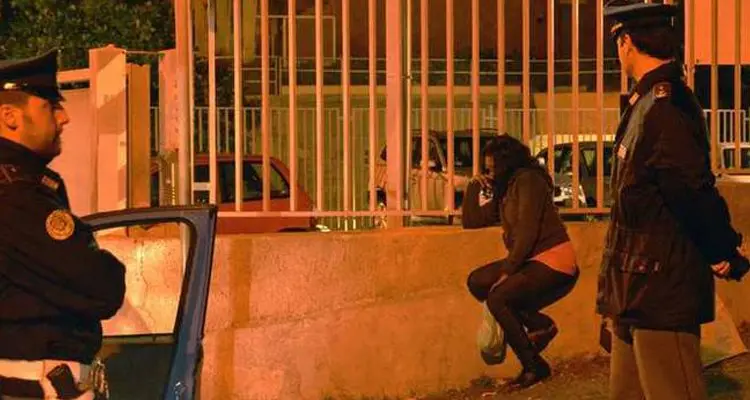 Picchiava una donna e la costringeva a prostituirsi. In manette un 36enne