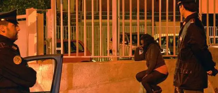 Picchiava una donna e la costringeva a prostituirsi. In manette un 36enne