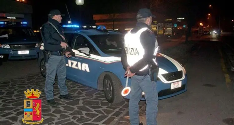 Droga e munizioni scoperti in una cassetta della Telecom, blitz della polizia