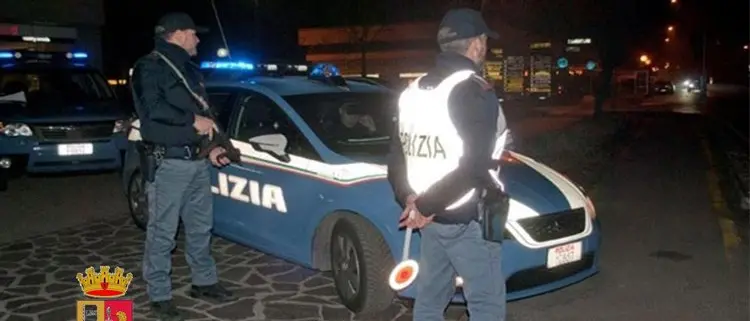 Droga e munizioni scoperti in una cassetta della Telecom, blitz della polizia