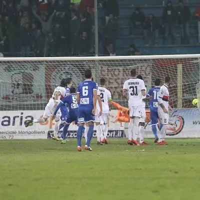 Loviso non sbaglia dal dischetto e il Cosenza pareggia ad Andria (1-1)