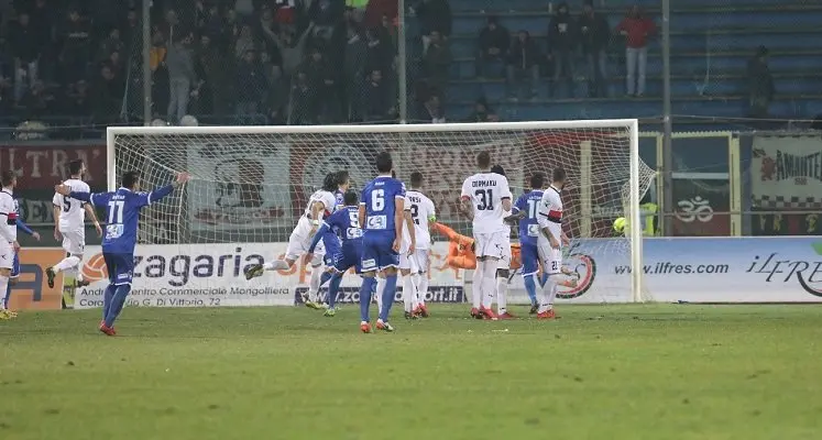 Loviso non sbaglia dal dischetto e il Cosenza pareggia ad Andria (1-1)