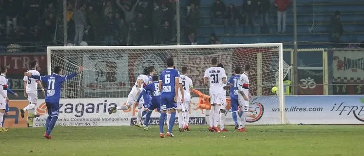 Loviso non sbaglia dal dischetto e il Cosenza pareggia ad Andria (1-1)