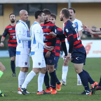 Il Cosenza guadagna terreno sul Siracusa. Aretusei penalizzati di 4 punti
