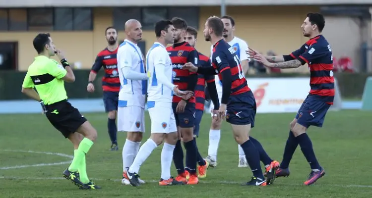 Il Cosenza guadagna terreno sul Siracusa. Aretusei penalizzati di 4 punti