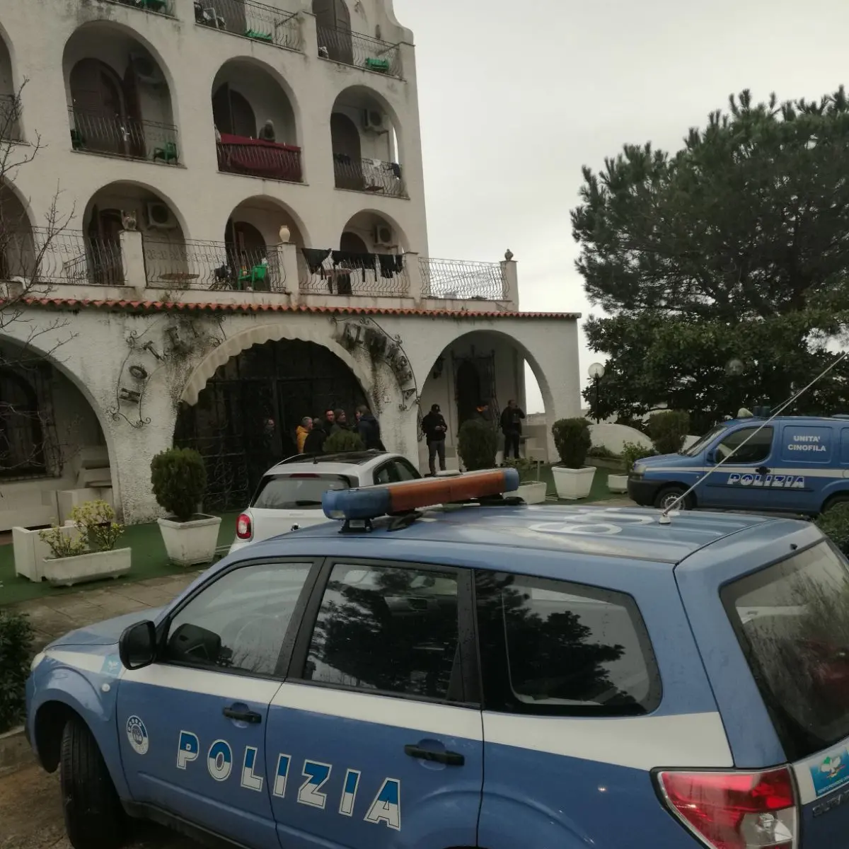 Controlli della polizia nei Cas di Paola e San Lucido: sequestrate sostanze stupefacenti