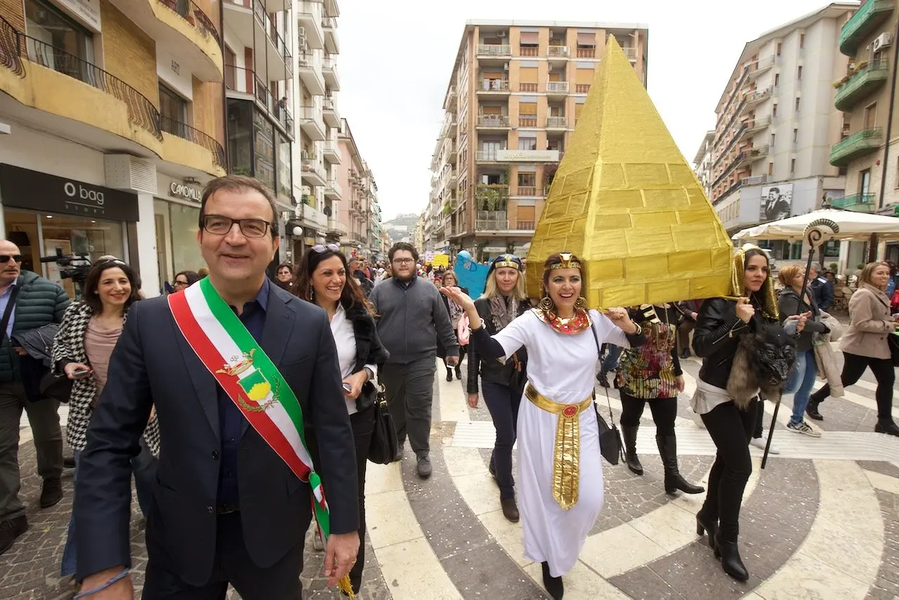 Carneval'ART, raduno in piazza Bilotti. Poi tutti verso il ponte di Calatrava [FOTO]
