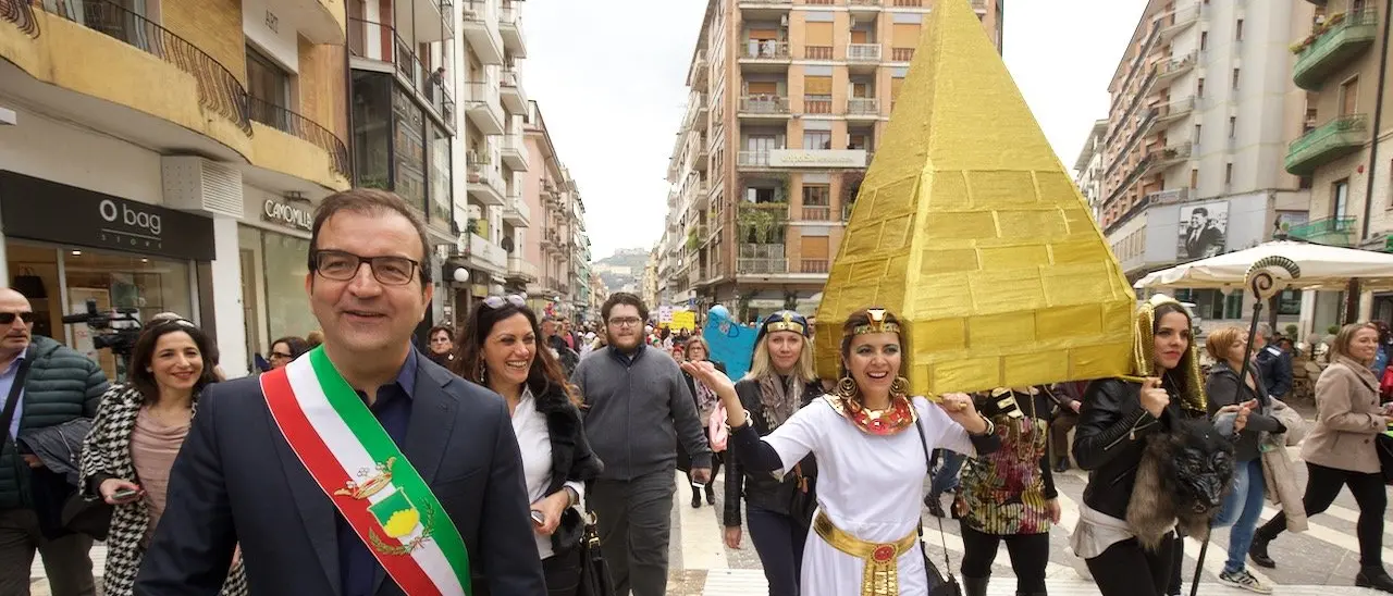 Carneval'ART, raduno in piazza Bilotti. Poi tutti verso il ponte di Calatrava [FOTO]