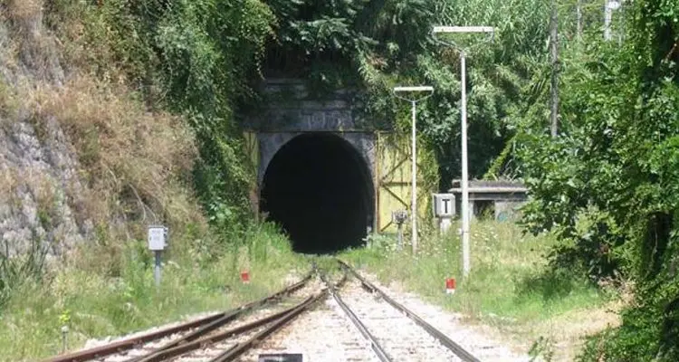 Galleria Santomarco, tolti i sigilli: da domenica riprende la circolazione ferroviaria