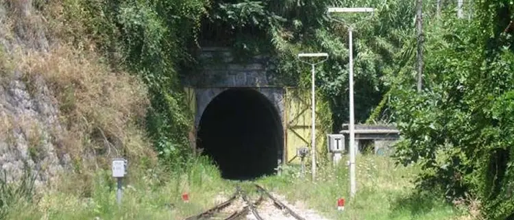 Galleria Santomarco, tolti i sigilli: da domenica riprende la circolazione ferroviaria