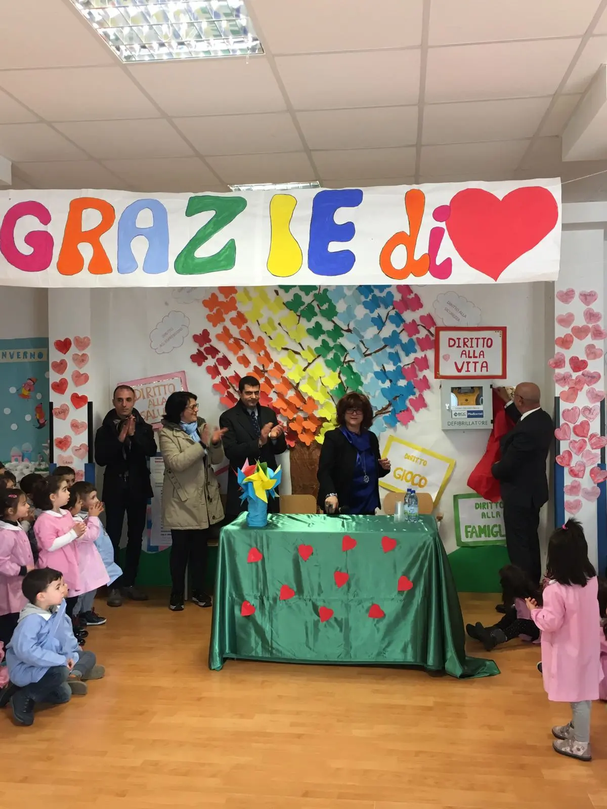 La BCC Mediocrati dona un defibrillatore alla scuola materna di Taverna di Montalto