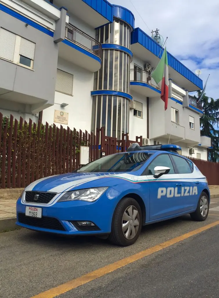 Gli trovano la droga in casa e aggredisce un agente della polizia di stato: arrestato