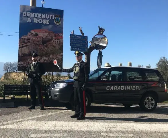 Rende, decine di ragazzi guidano in stato di ebbrezza. Un giovane trovato con un machete
