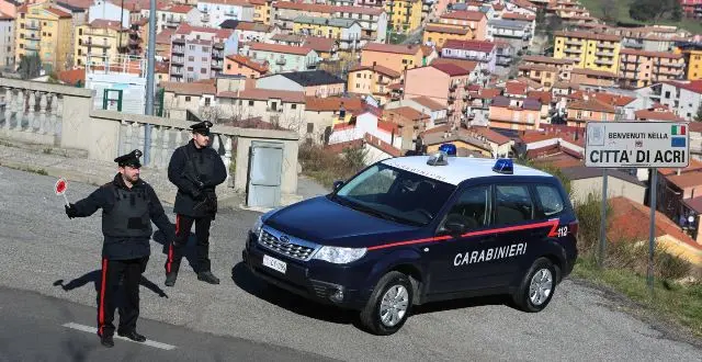 Molestano gli automobilisti e aggrediscono i carabinieri: due arresti ad Acri
