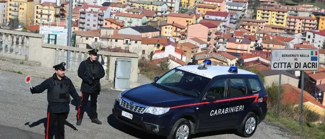 Molestano gli automobilisti e aggrediscono i carabinieri: due arresti ad Acri
