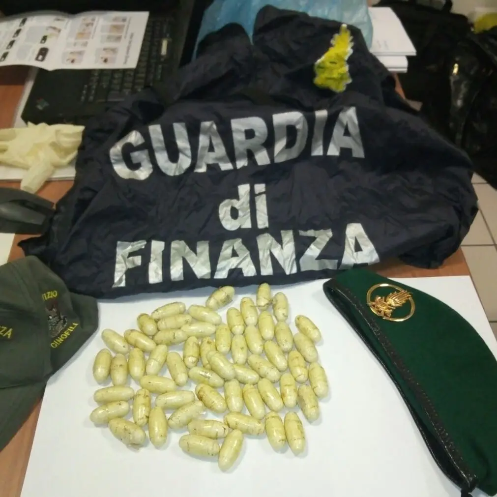 Da Cosenza a Forlì con 55 ovuli di eroina: pakistano arrestato dalla Finanza