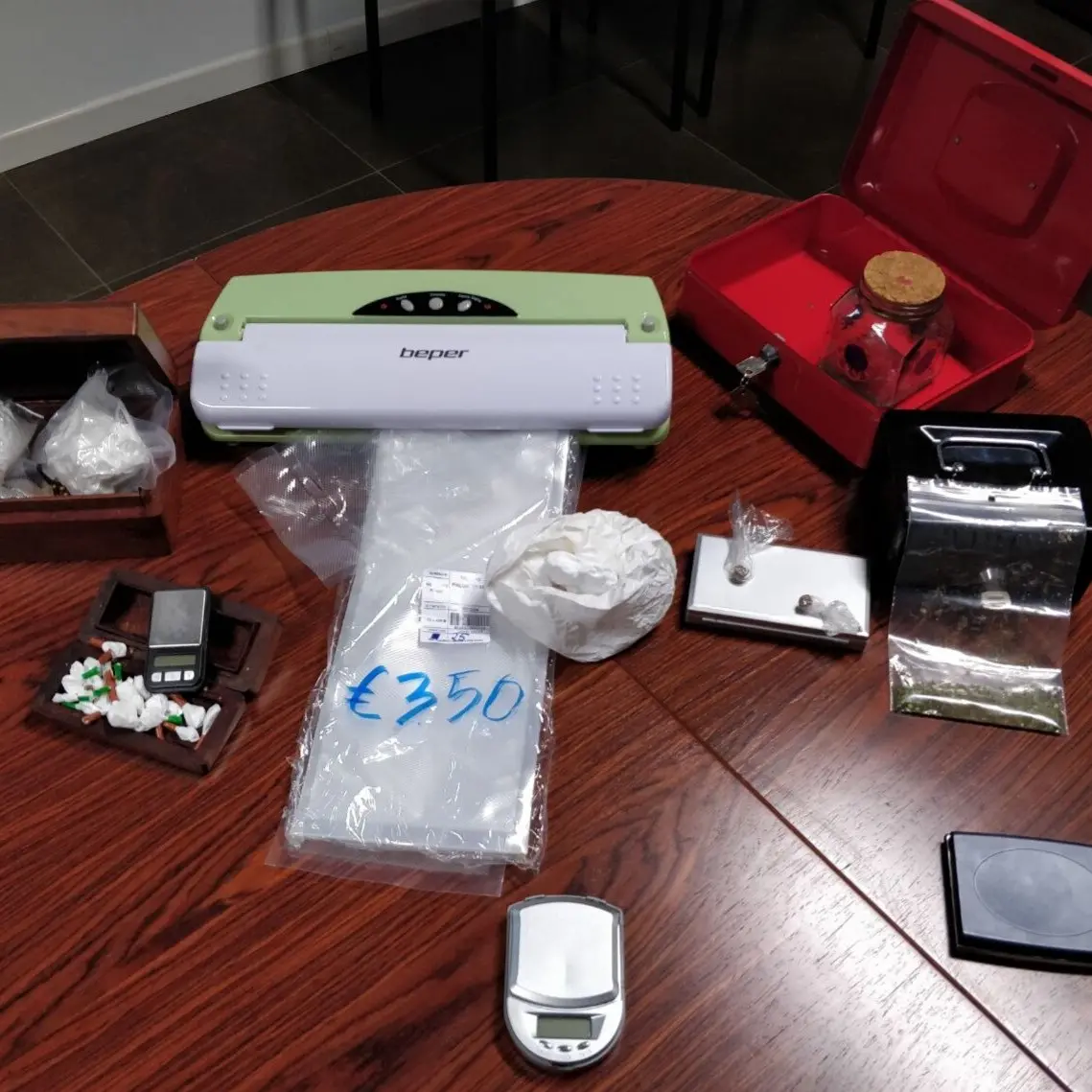 Coppia di incensurati gestiva un supermercato della droga: arrestati