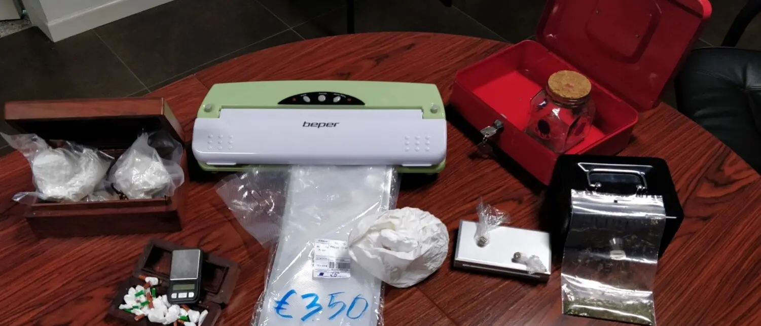 Coppia di incensurati gestiva un supermercato della droga: arrestati