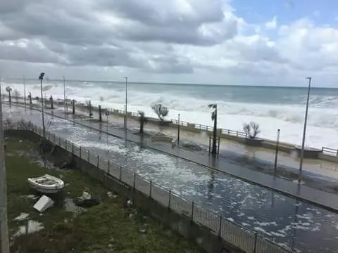 Maltempo flagella il Tirreno cosentino: mare in tempesta a Cetraro [FOTO-VIDEO]