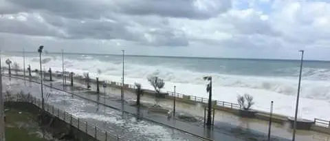 Maltempo flagella il Tirreno cosentino: mare in tempesta a Cetraro [FOTO-VIDEO]