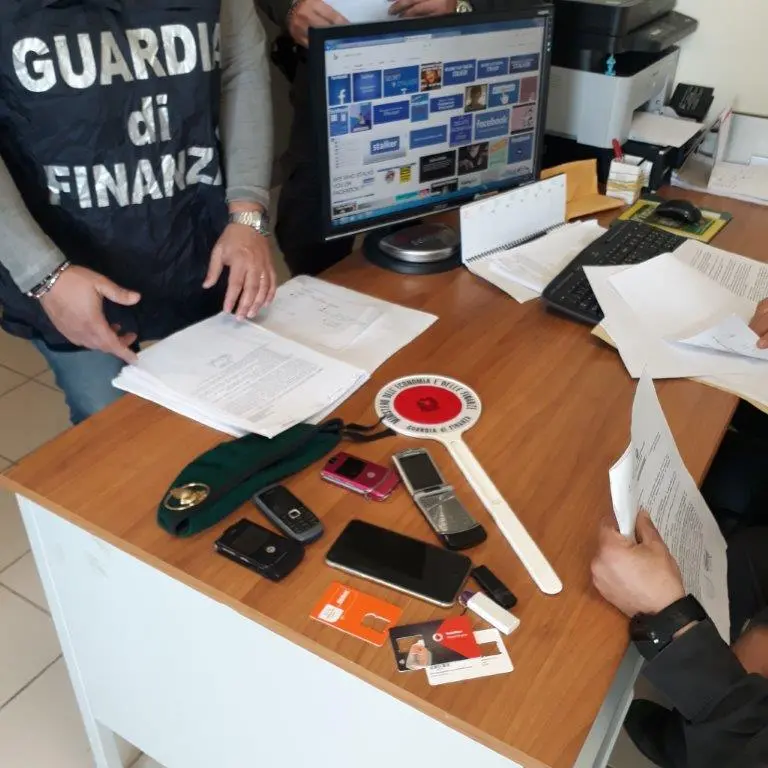 Diffondeva su Facebook le foto intime delle sue vittime: arrestato dalla Guardia di Finanza