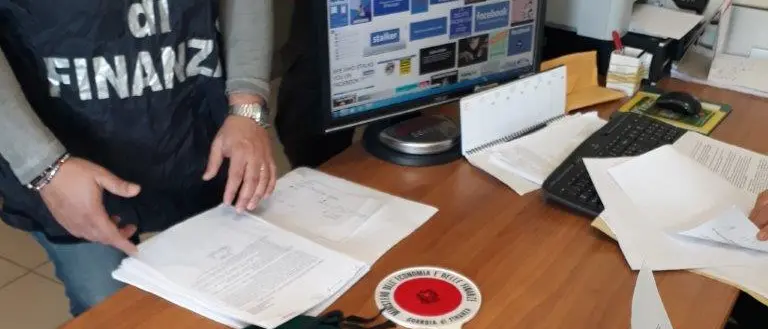 Diffondeva su Facebook le foto intime delle sue vittime: arrestato dalla Guardia di Finanza