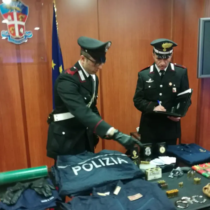 Esplosivo, armi, munizioni e divise delle delle forze dell'ordine: ecco cosa hanno scoperto i carabinieri