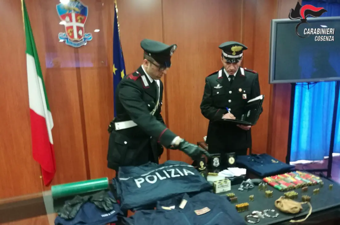 Esplosivo, armi, munizioni e divise delle delle forze dell'ordine: ecco cosa hanno scoperto i carabinieri