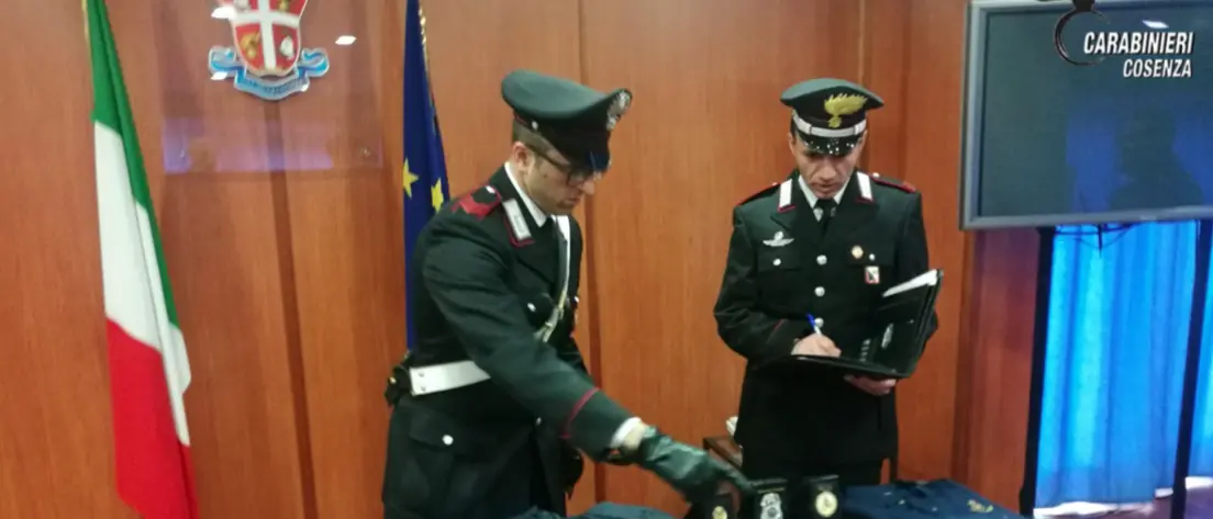 Esplosivo, armi, munizioni e divise delle delle forze dell'ordine: ecco cosa hanno scoperto i carabinieri