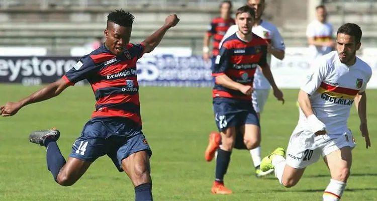 Che derby noioso. Cosenza-Catanzaro alla fine è il solito 0-0