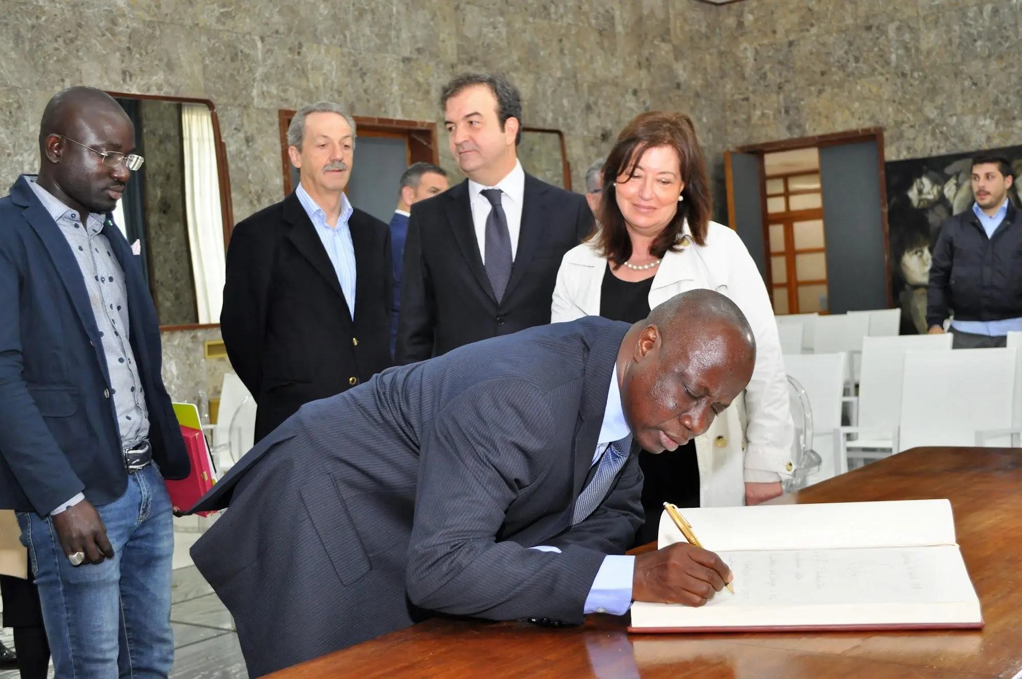 L’ambasciatore del Senegal in visita al sindaco Occhiuto: «Proporrò un gemellaggio tra Cosenza e una delle nostre città»