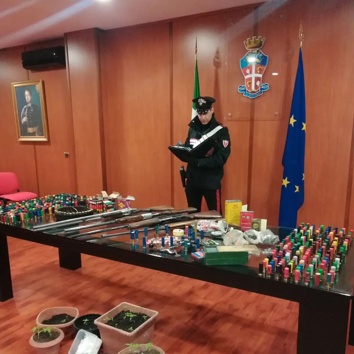 Droga, armi e munizioni nel suo appartamento: arrestato 42enne di Cosenza