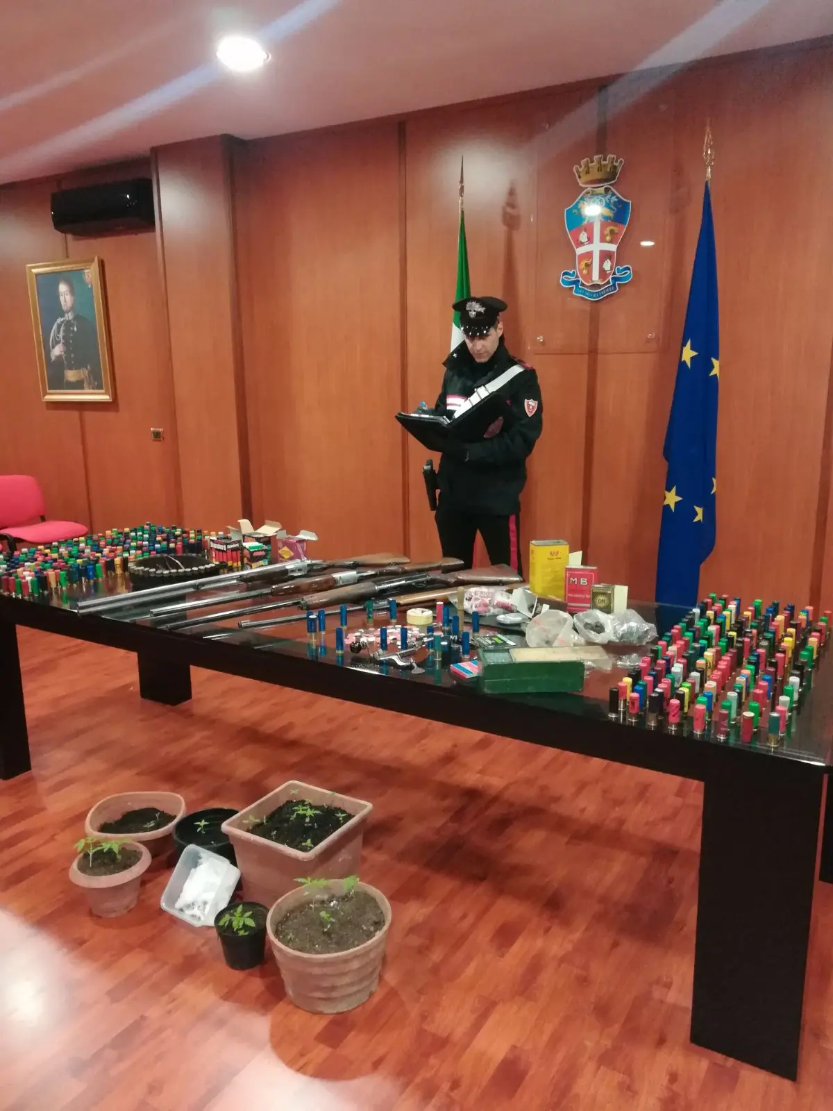 Droga, armi e munizioni nel suo appartamento: arrestato 42enne di Cosenza